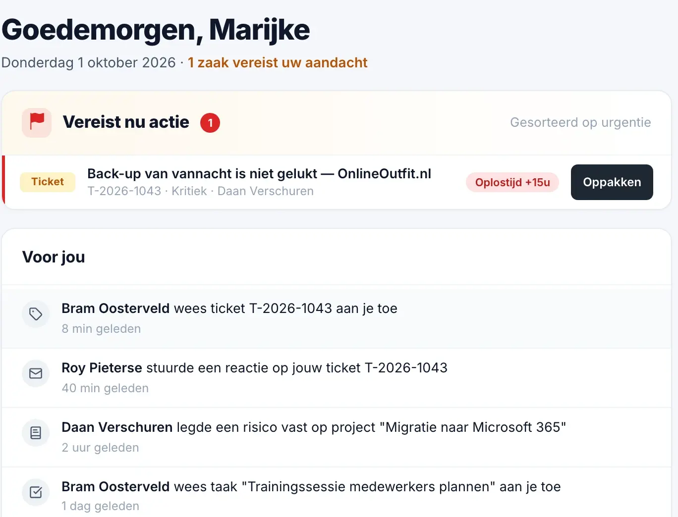 Het overzicht van Staurio met een kritiek ticket onder Vereist nu actie en daaronder de lijst Voor jou met toegewezen tickets en taken, een reactie van een klant en een vastgelegd risico