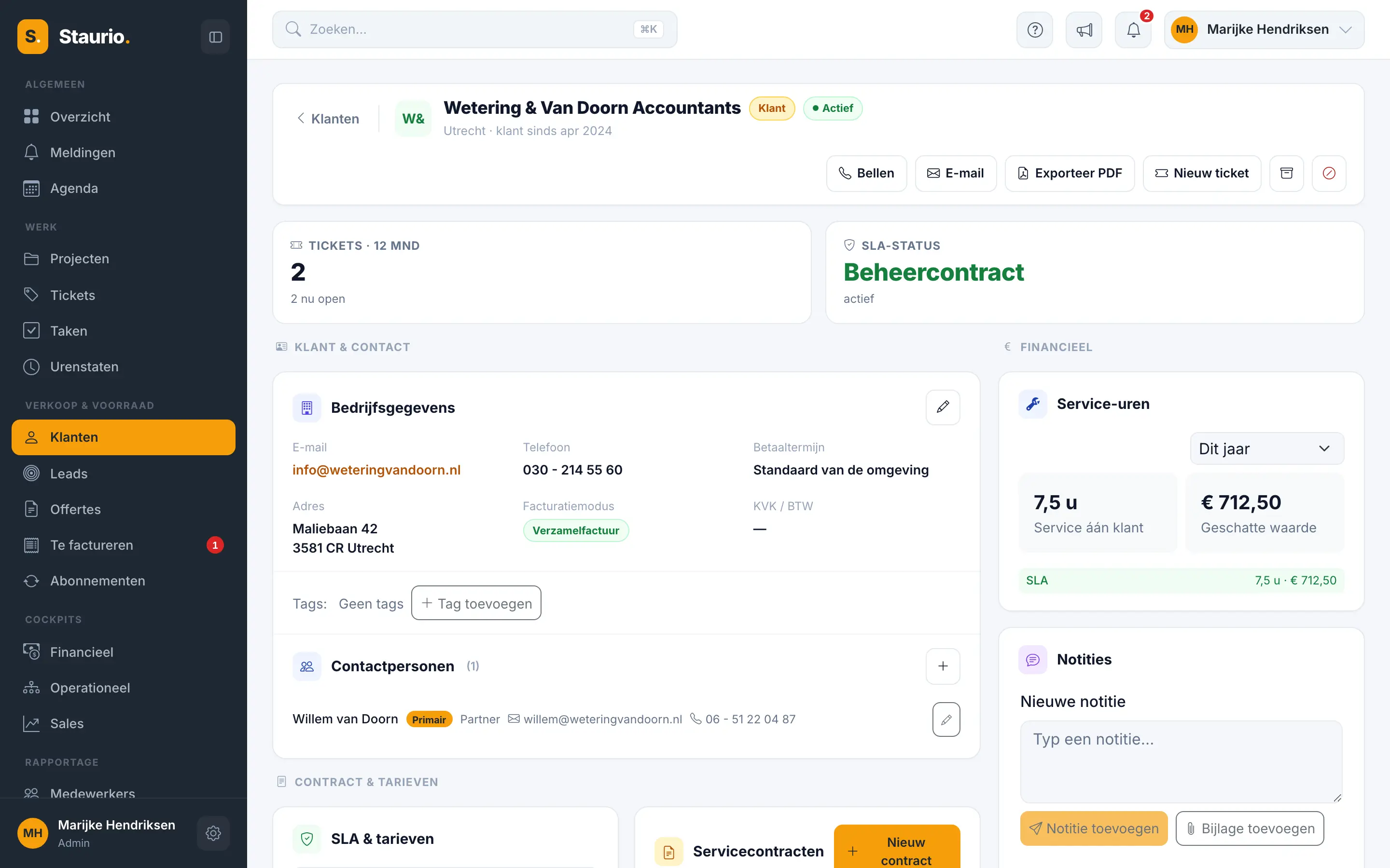 Een klantpagina in Staurio van een accountantskantoor met een actief beheercontract, de service-uren van dit jaar, de bedrijfsgegevens en de contactpersoon