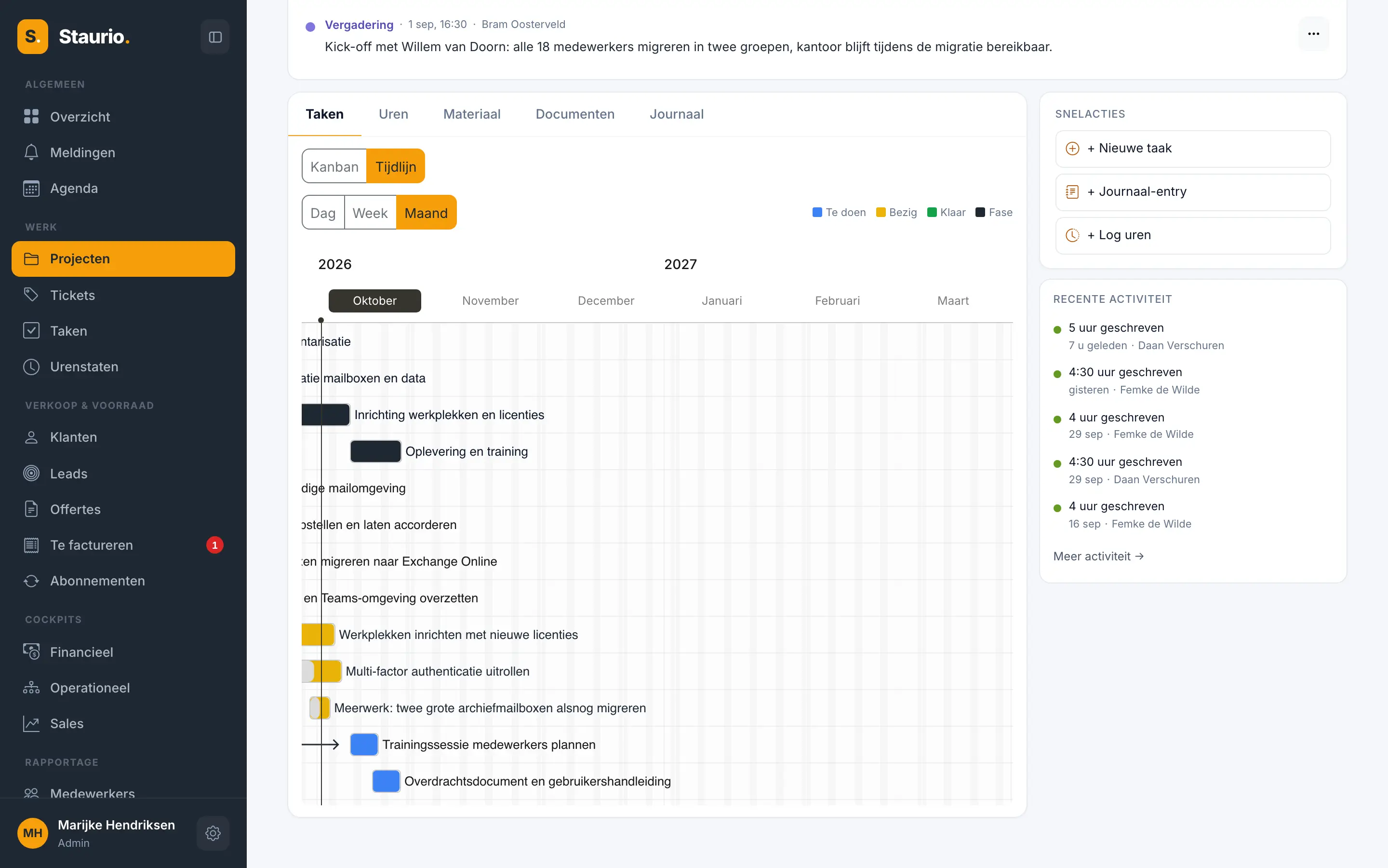 Een project in Staurio voor een migratie naar Microsoft 365, met de fases en taken op een tijdlijn, een meerwerktaak en de laatst geschreven uren
